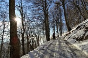 14 In cammino sulla stradetta agrosilvopastorale  segnavia 578 con fondo ghiacciato.